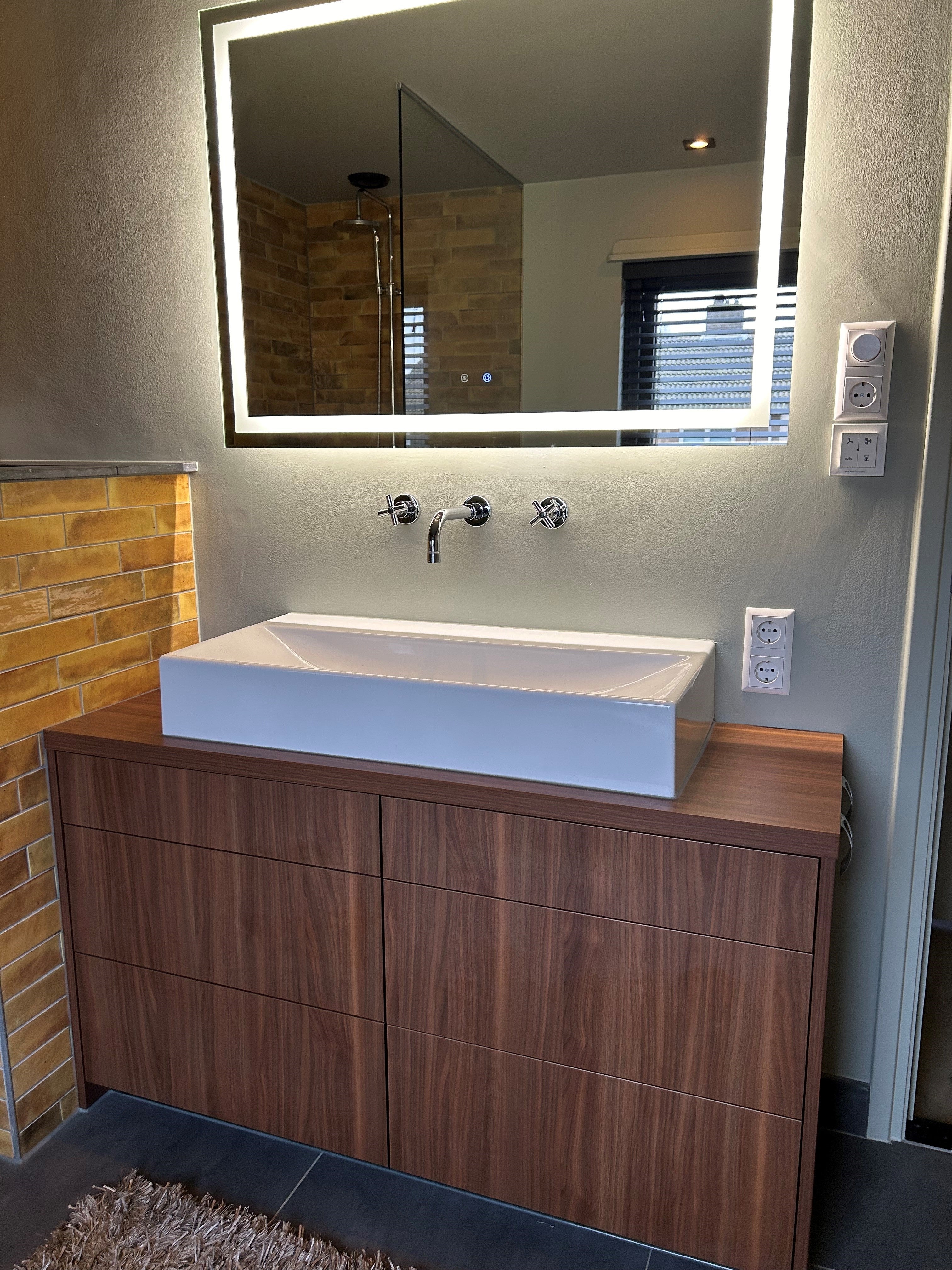 Noten-look badkamermeubel