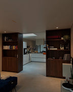 Noten-look ensuite kast met schuifdeuren