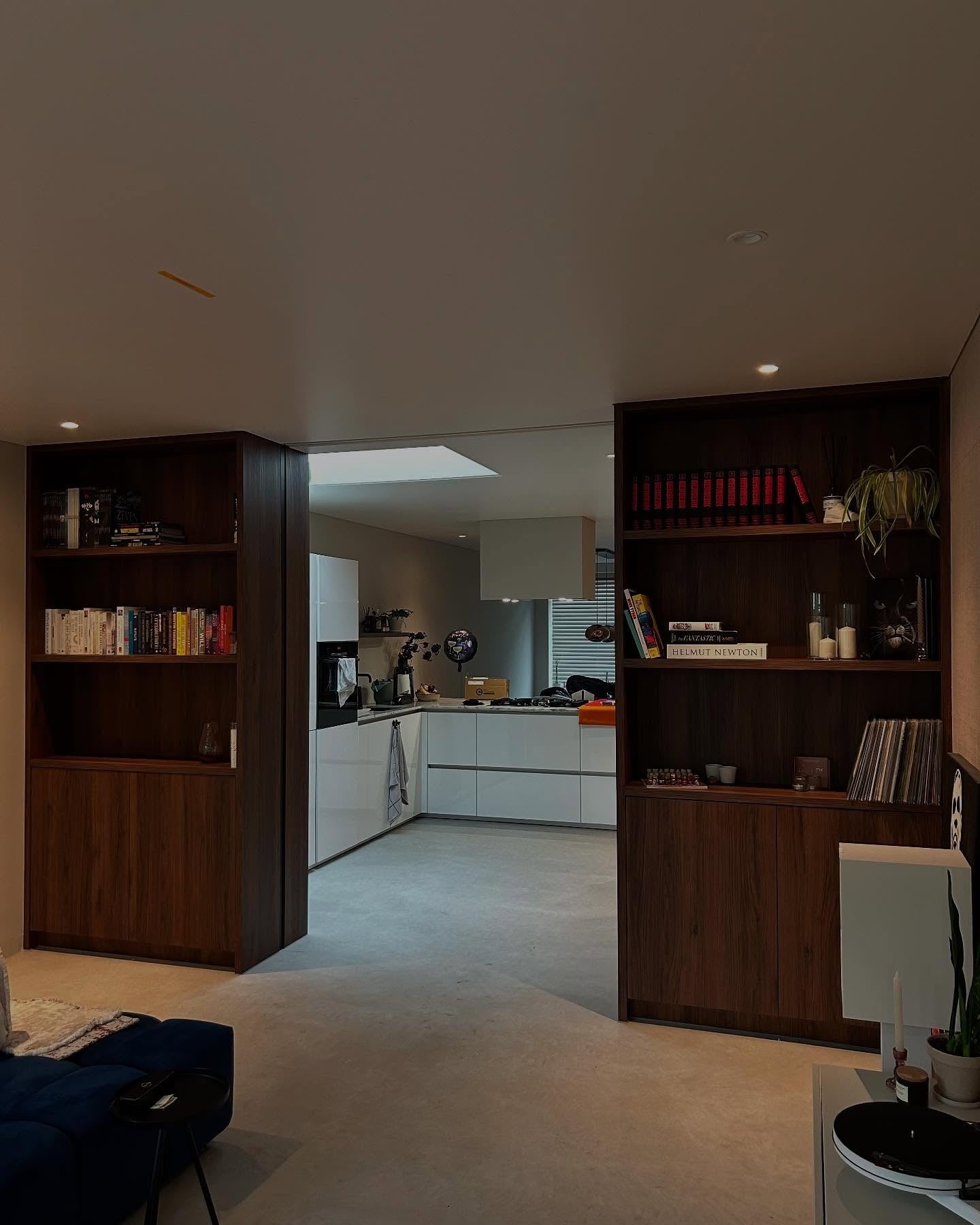 Noten-look ensuite kast met schuifdeuren