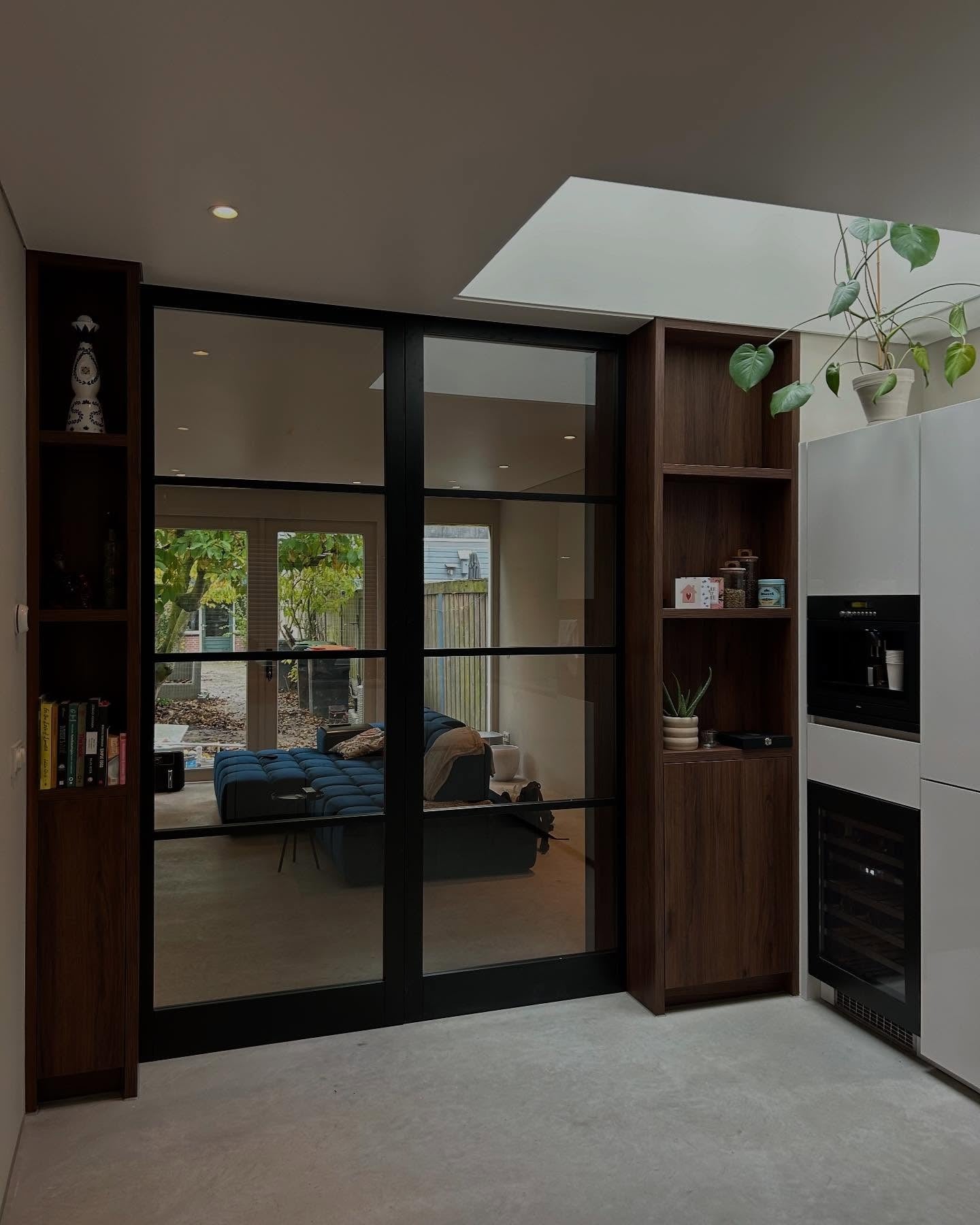 Noten-look ensuite kast met schuifdeuren