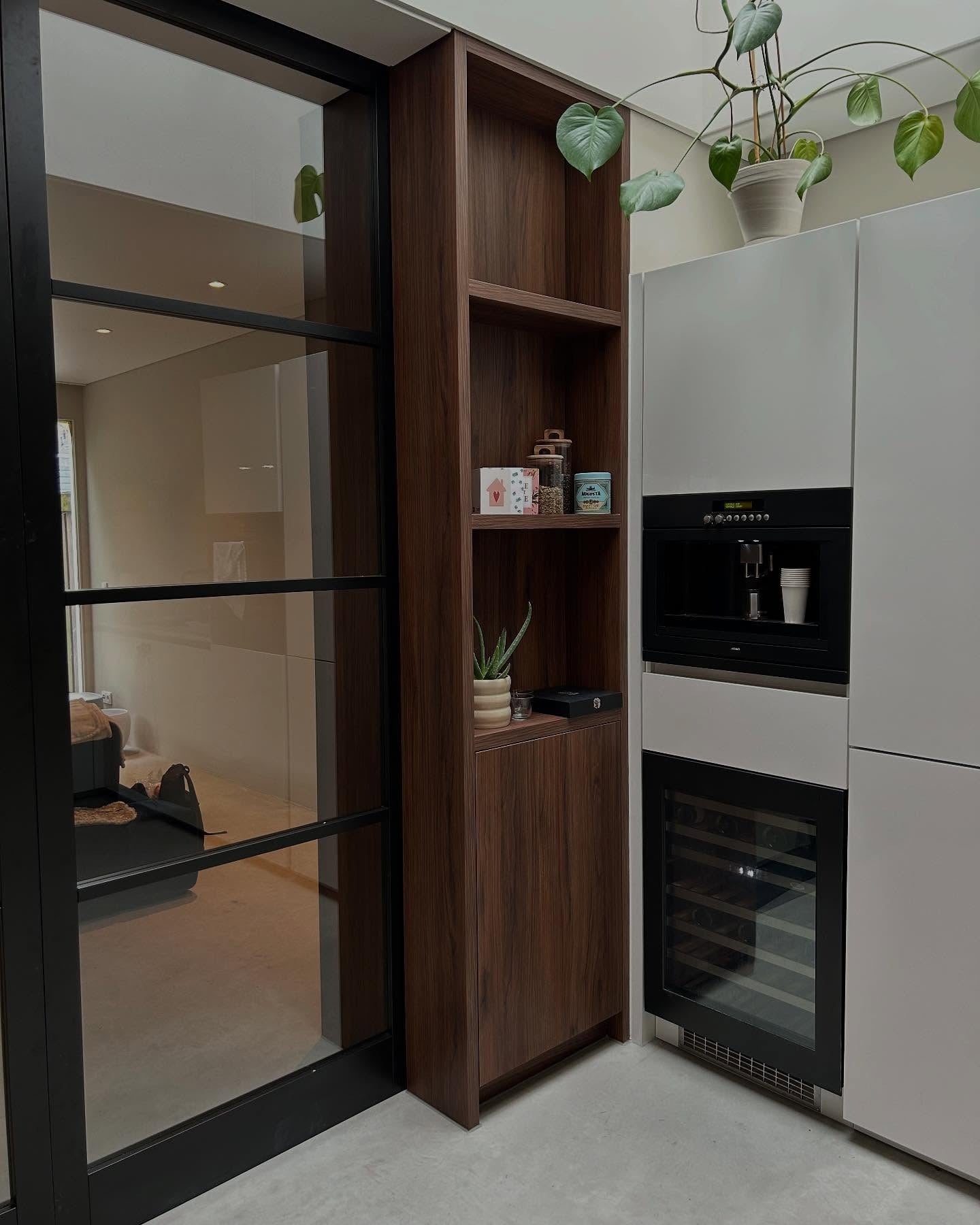 Noten-look ensuite kast met schuifdeuren